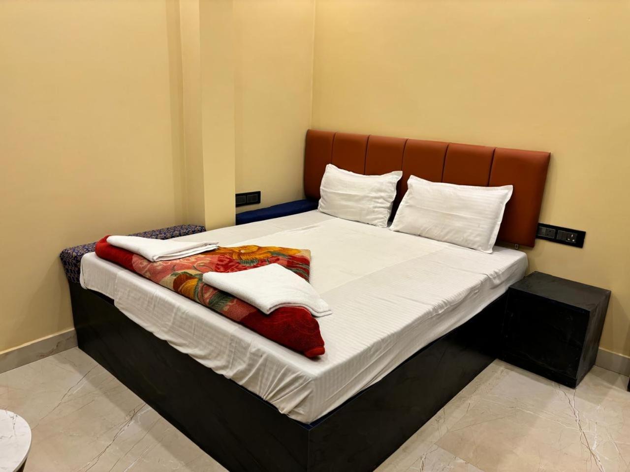 Holy City Inn Варанаси Екстериор снимка
